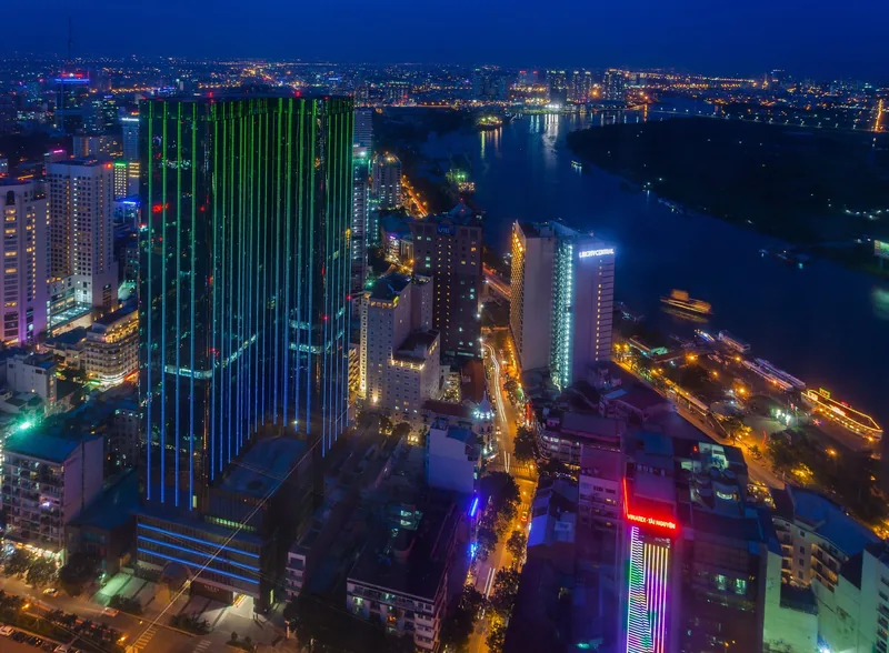 Toàn cảnh đêm Thành phố Hồ Chí Minh với các cao ốc rực sáng đèn neon dọc sông Sài Gòn.