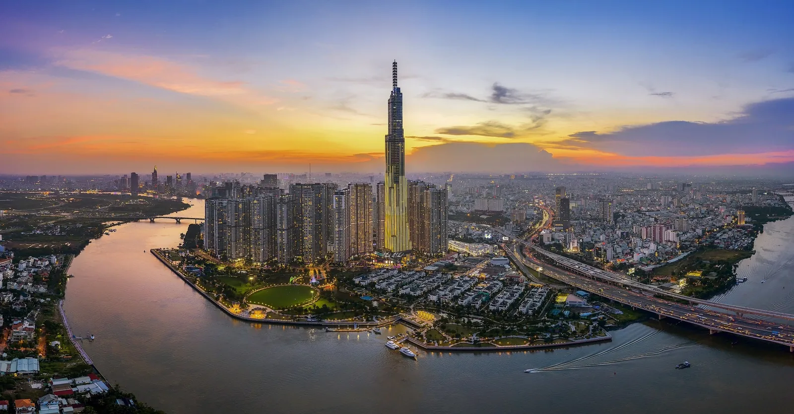 Toàn cảnh hoàng hôn trên cao của tòa nhà Landmark 81 vươn cao bên sông Sài Gòn và thành phố Hồ Chí Minh.