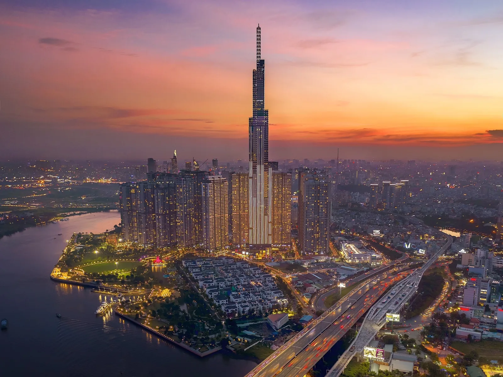 Toàn cảnh Thành phố Hồ Chí Minh lúc hoàng hôn với tòa Landmark 81 vươn cao bên sông Sài Gòn.